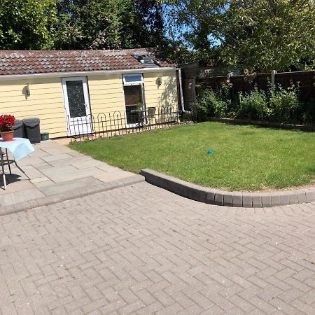 Cosy 1 Bed Garden Annexe Apartment Colchester Exterior photo